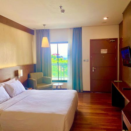 Oak Tree Emerald Hotel & Coventions Semarang Esterno foto