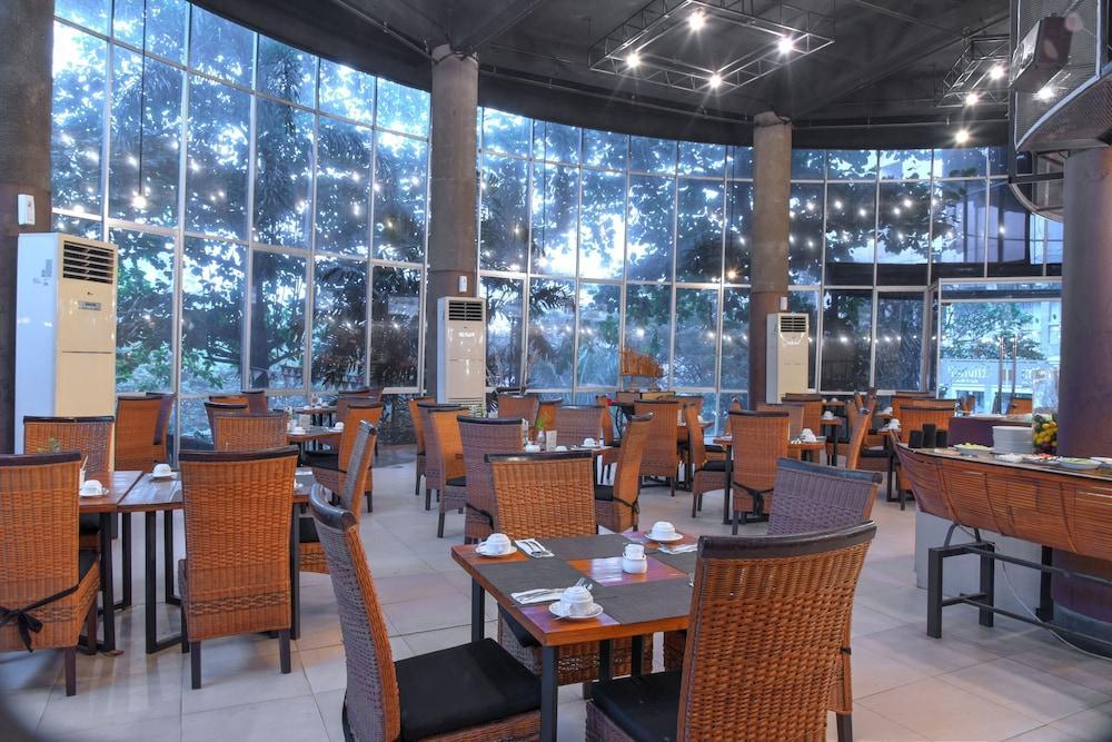 Oak Tree Emerald Hotel & Coventions Semarang Esterno foto