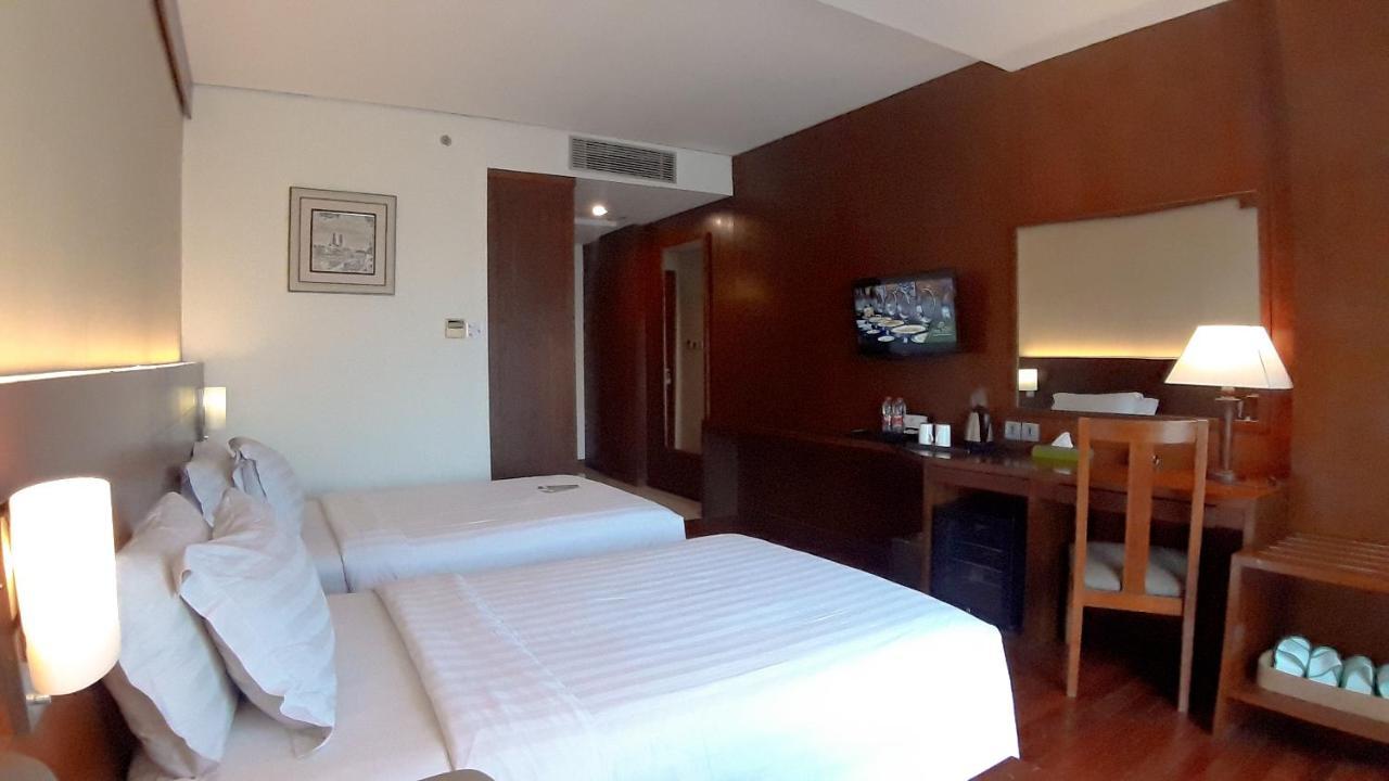 Oak Tree Emerald Hotel & Coventions Semarang Esterno foto