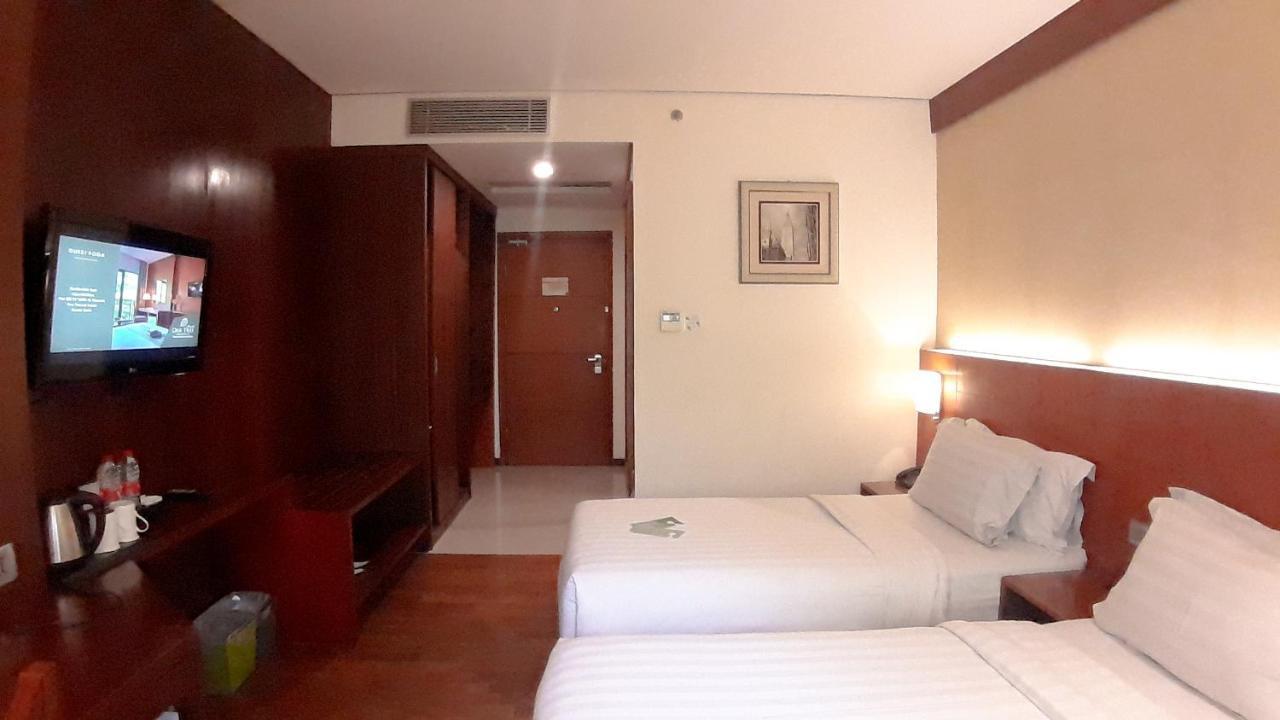 Oak Tree Emerald Hotel & Coventions Semarang Esterno foto
