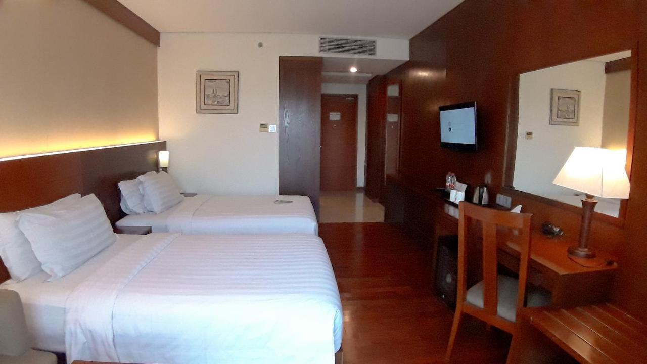 Oak Tree Emerald Hotel & Coventions Semarang Esterno foto