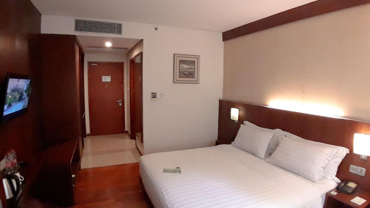 Oak Tree Emerald Hotel & Coventions Semarang Esterno foto