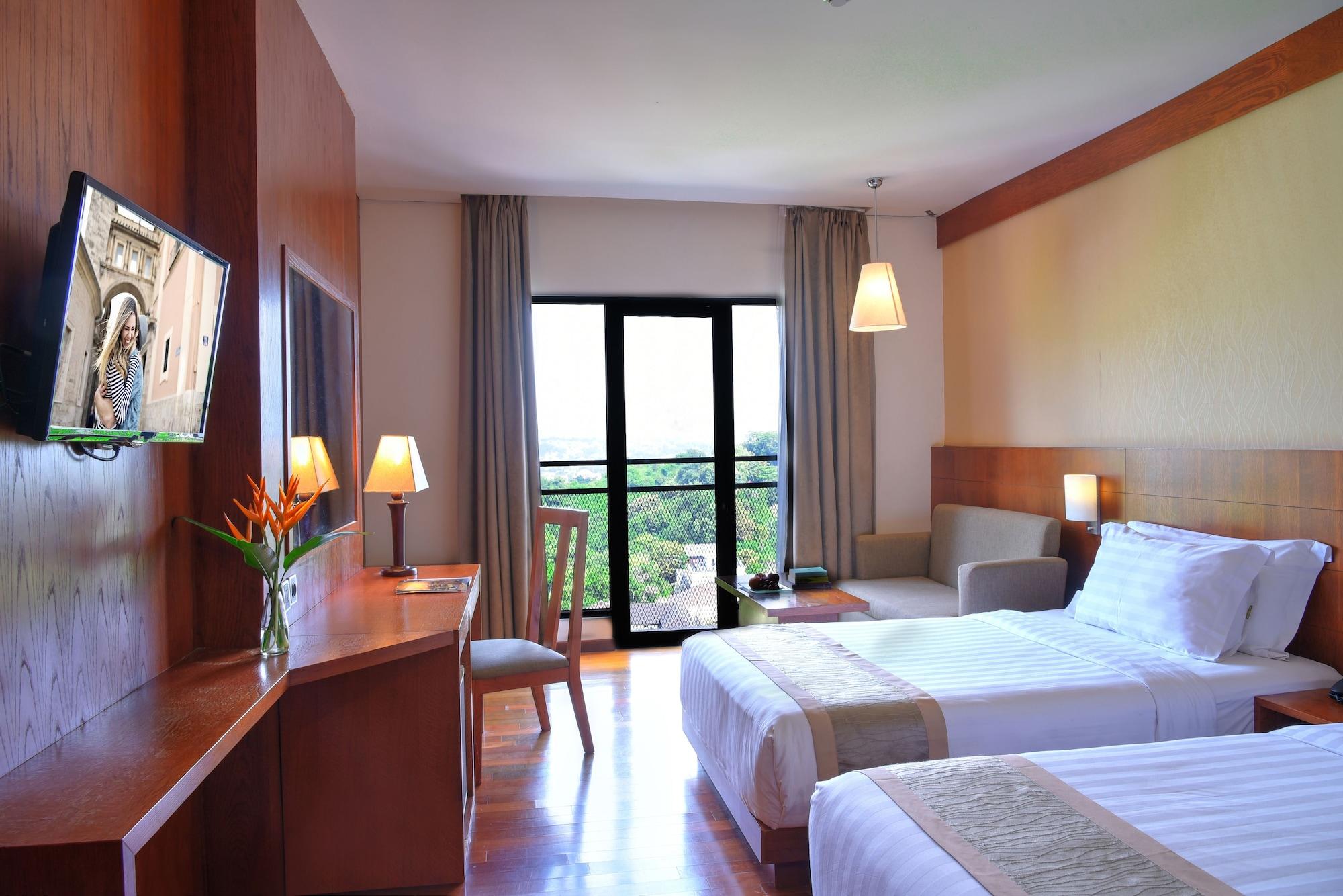 Oak Tree Emerald Hotel & Coventions Semarang Esterno foto