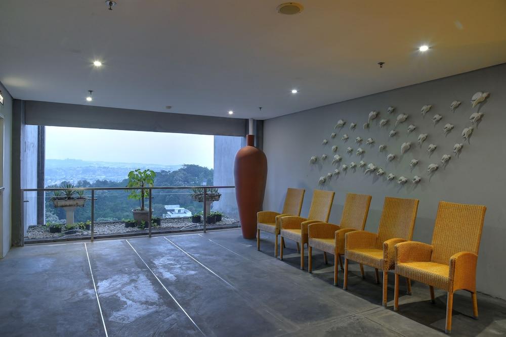 Oak Tree Emerald Hotel & Coventions Semarang Esterno foto