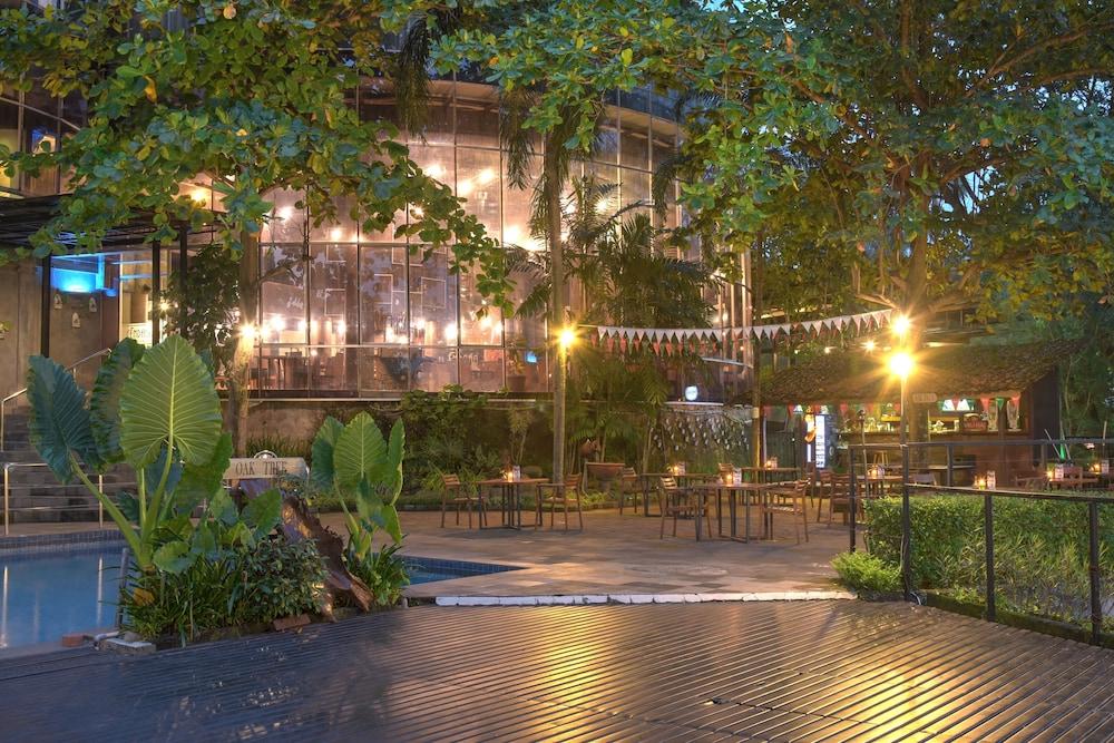 Oak Tree Emerald Hotel & Coventions Semarang Esterno foto