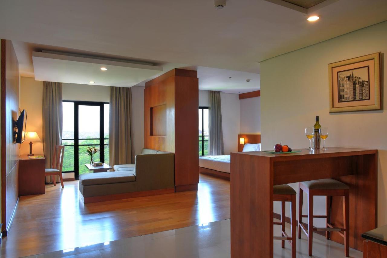 Oak Tree Emerald Hotel & Coventions Semarang Esterno foto