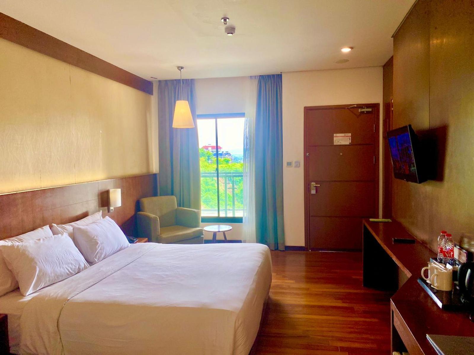 Oak Tree Emerald Hotel & Coventions Semarang Esterno foto