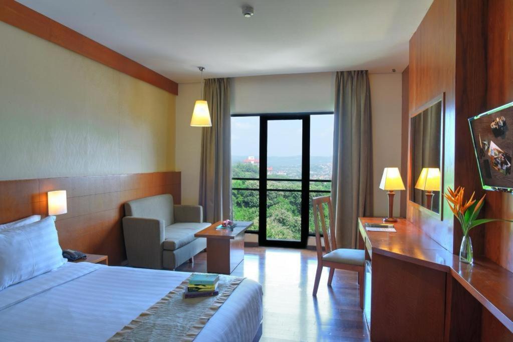 Oak Tree Emerald Hotel & Coventions Semarang Esterno foto