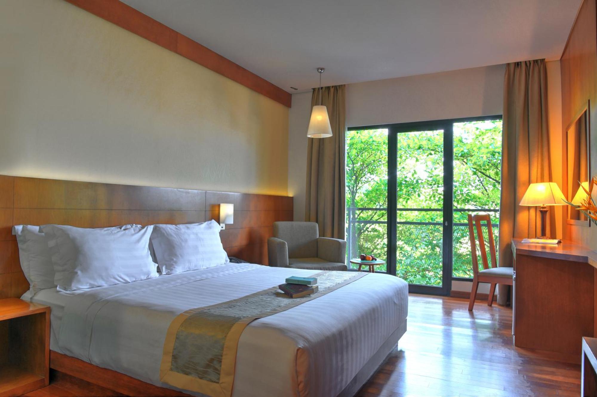 Oak Tree Emerald Hotel & Coventions Semarang Esterno foto