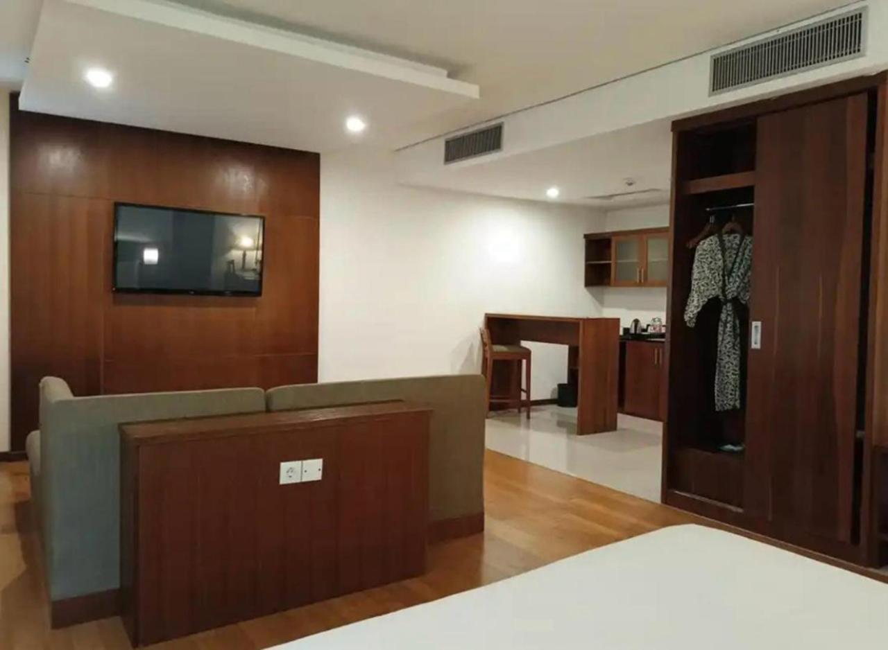 Oak Tree Emerald Hotel & Coventions Semarang Esterno foto