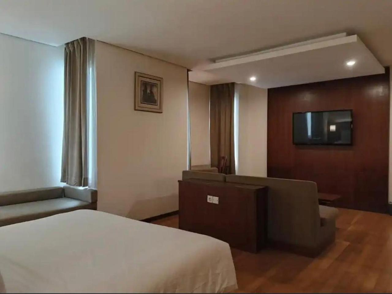 Oak Tree Emerald Hotel & Coventions Semarang Esterno foto