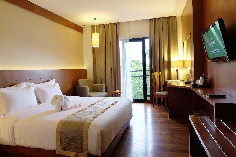 Oak Tree Emerald Hotel & Coventions Semarang Esterno foto