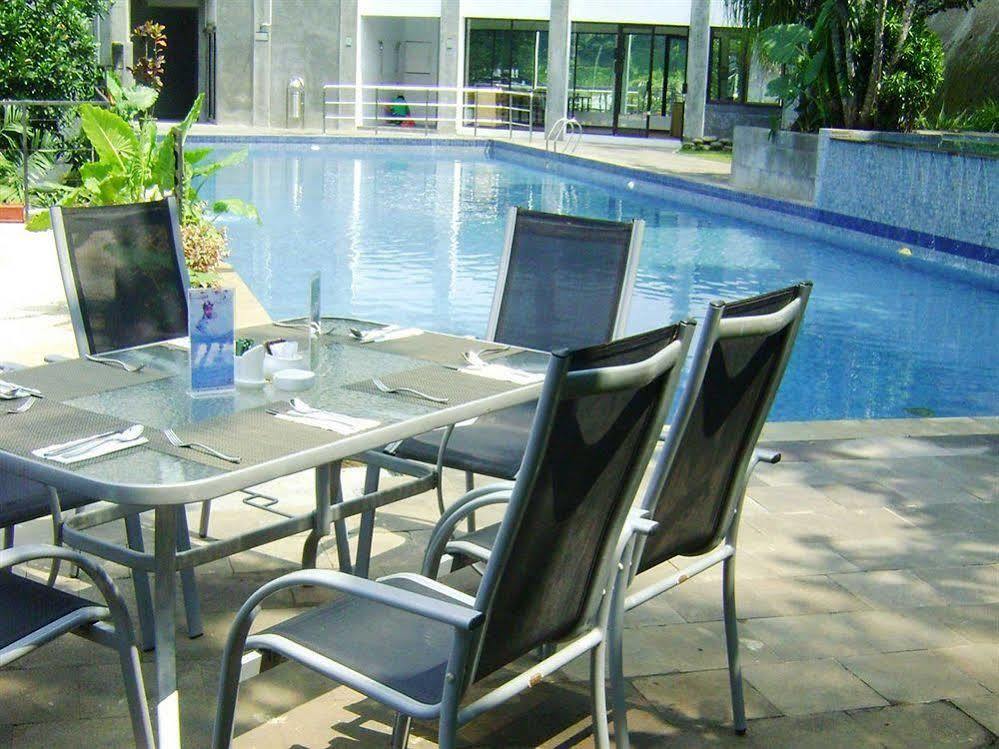 Oak Tree Emerald Hotel & Coventions Semarang Esterno foto
