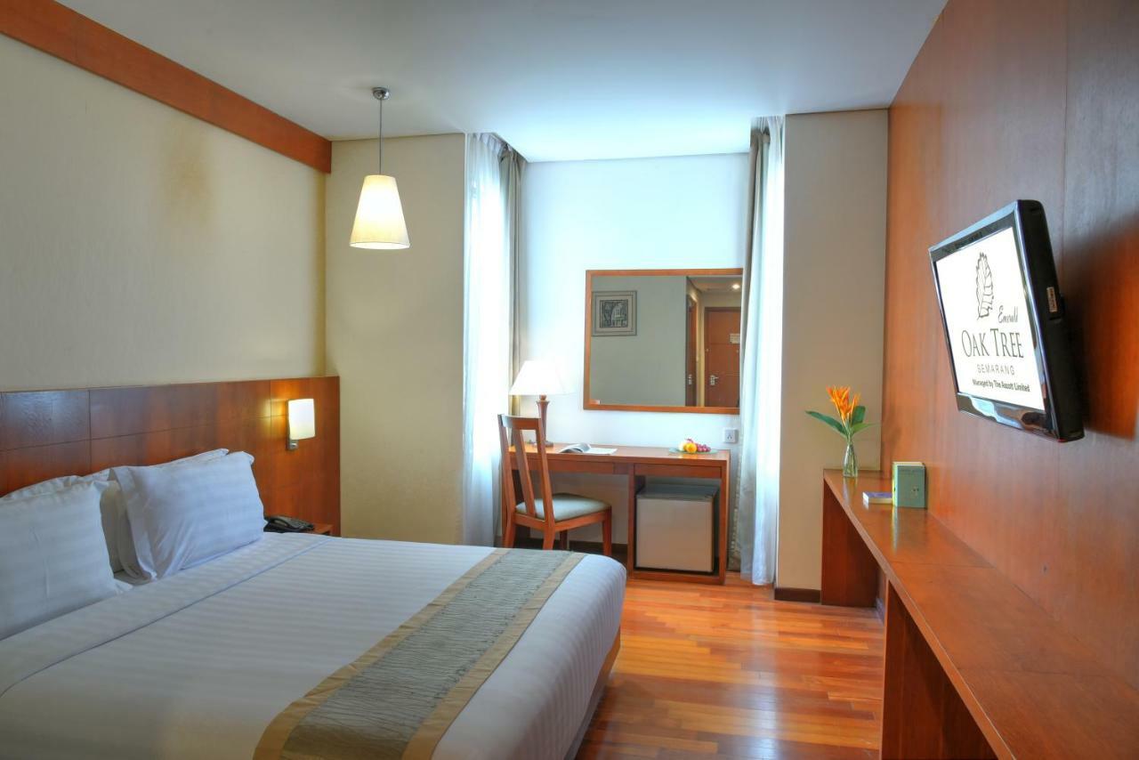 Oak Tree Emerald Hotel & Coventions Semarang Esterno foto