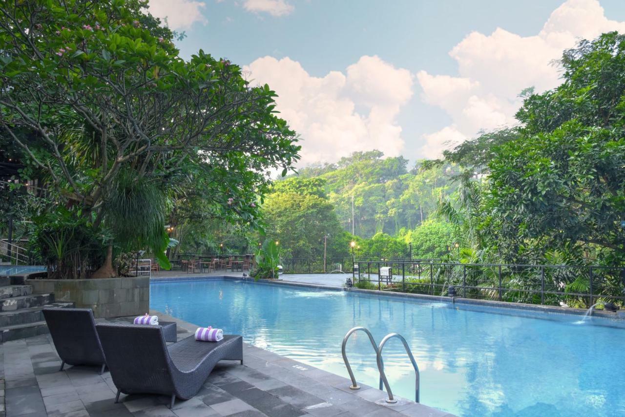 Oak Tree Emerald Hotel & Coventions Semarang Esterno foto