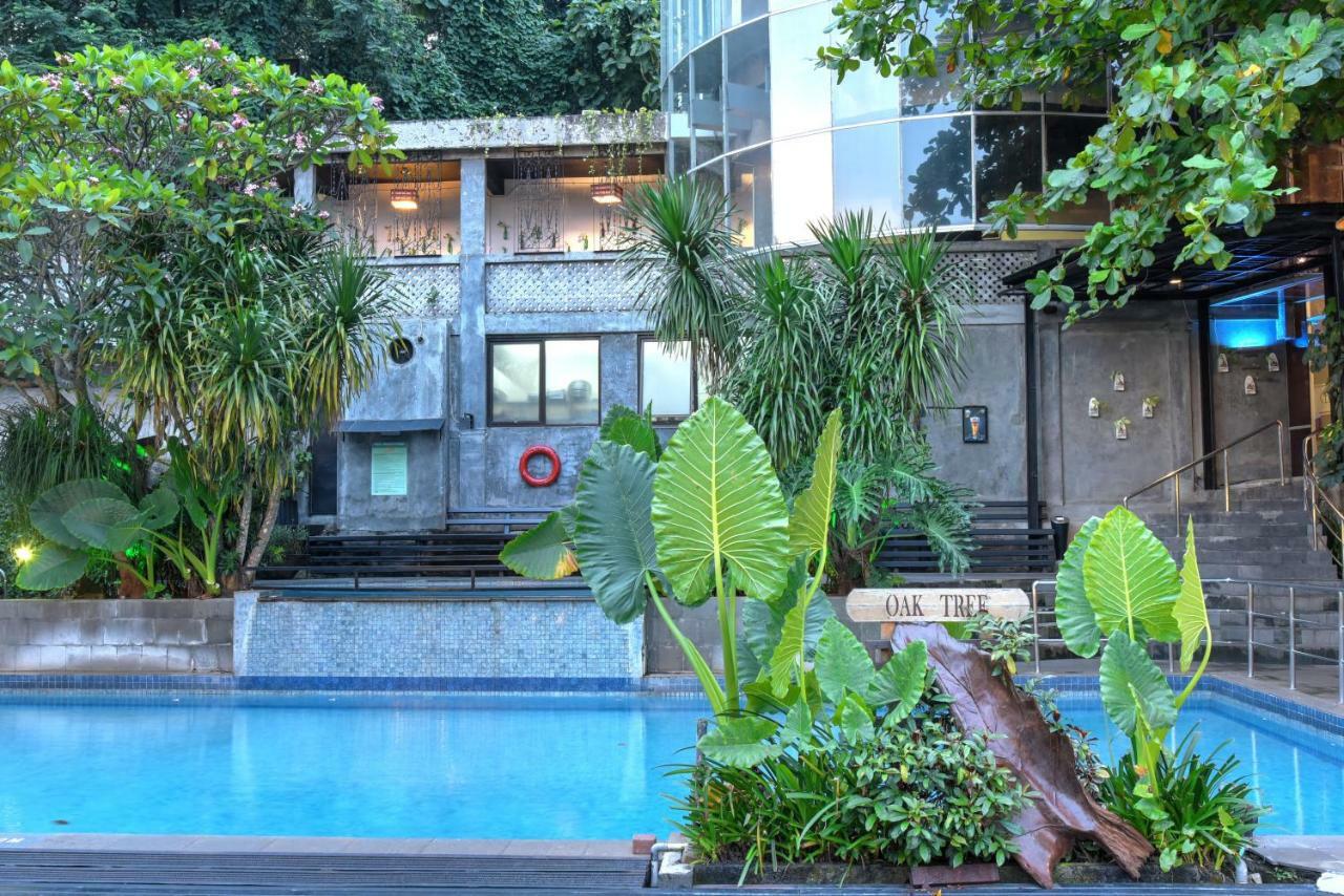 Oak Tree Emerald Hotel & Coventions Semarang Esterno foto