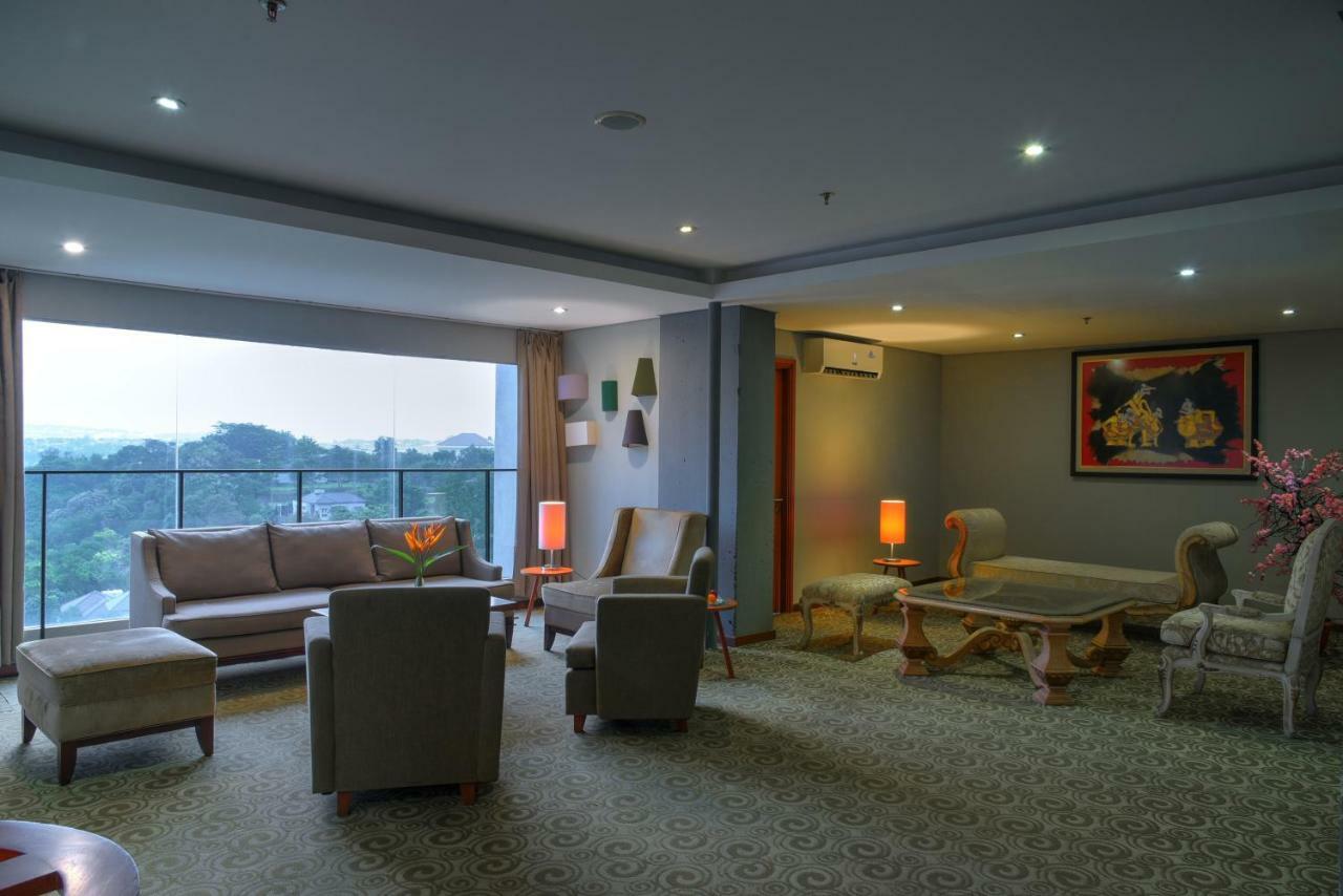 Oak Tree Emerald Hotel & Coventions Semarang Esterno foto