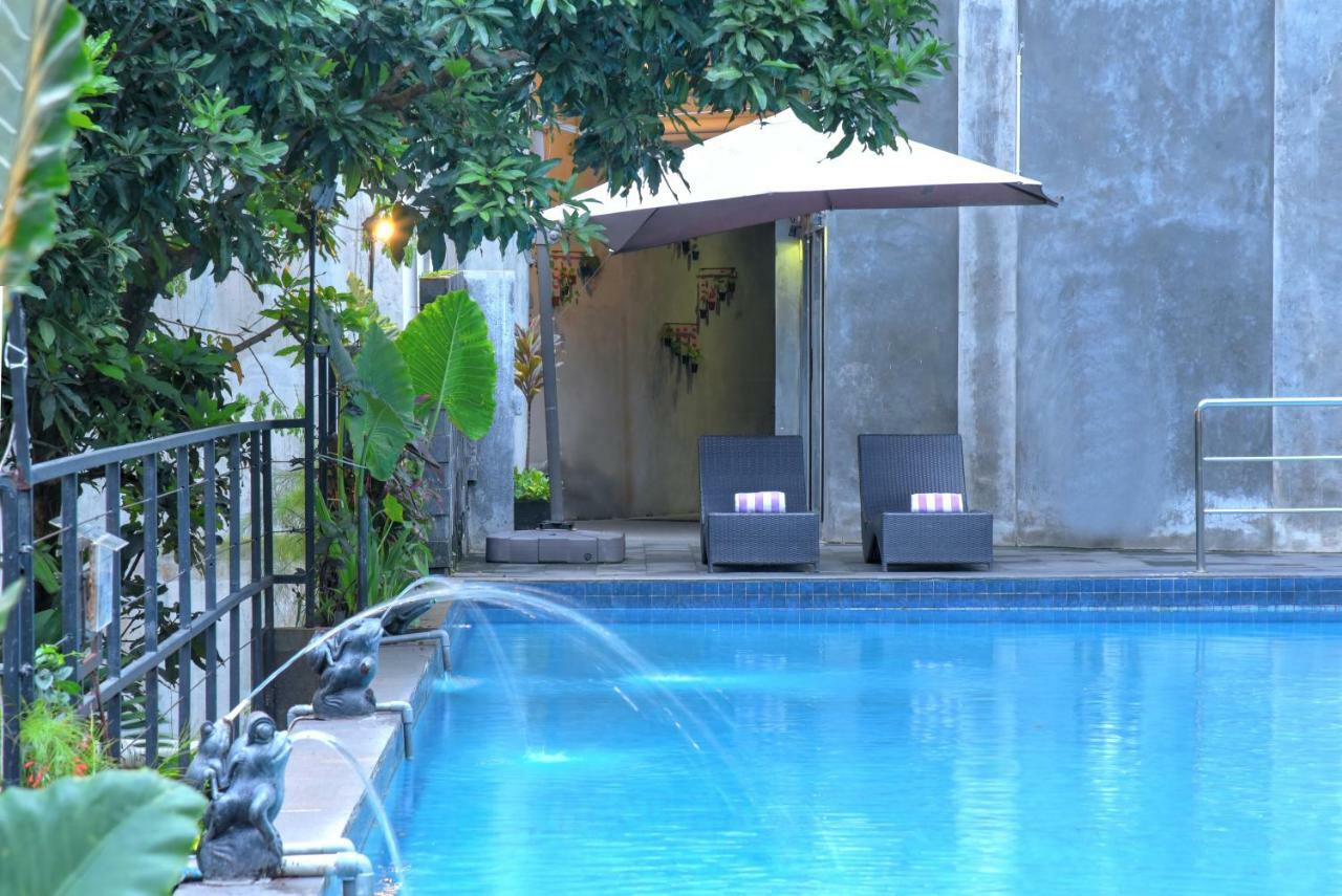 Oak Tree Emerald Hotel & Coventions Semarang Esterno foto