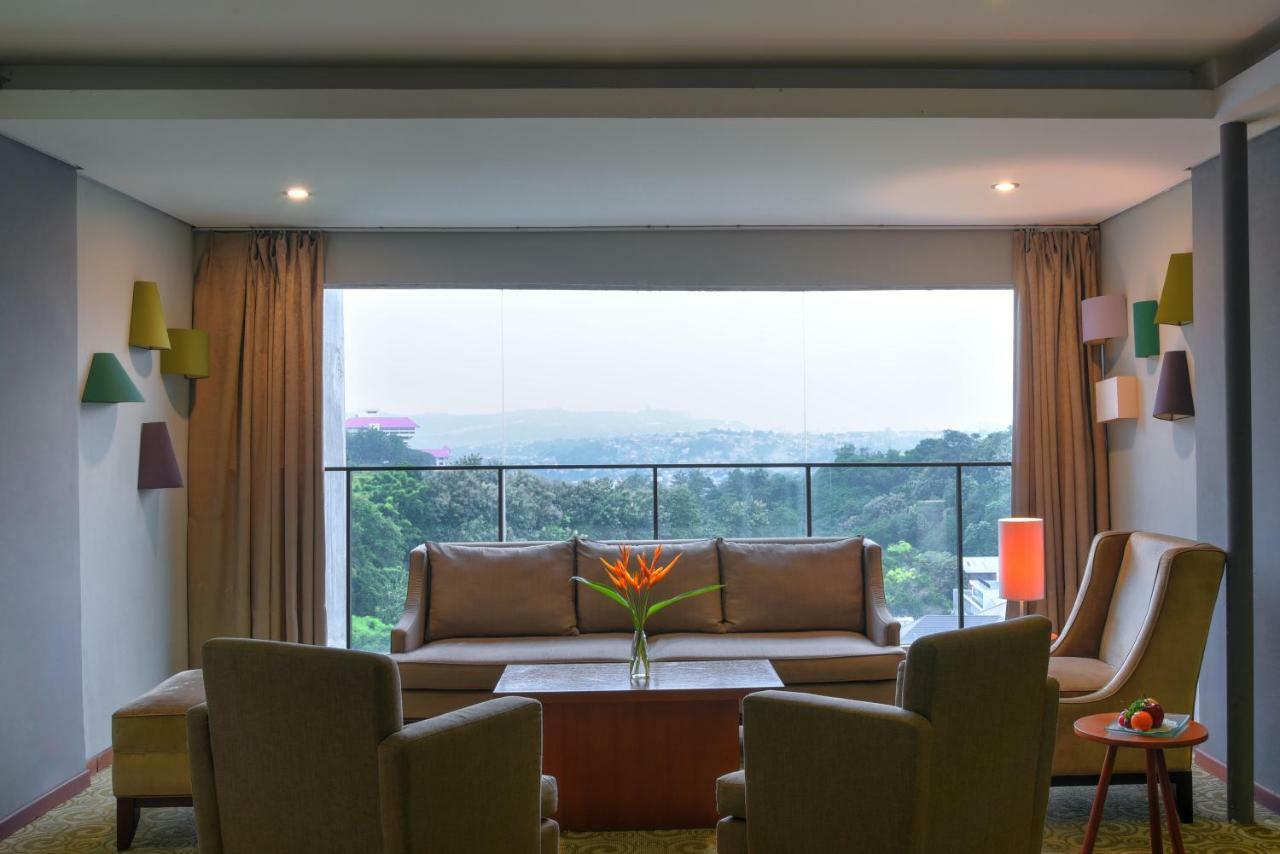 Oak Tree Emerald Hotel & Coventions Semarang Esterno foto