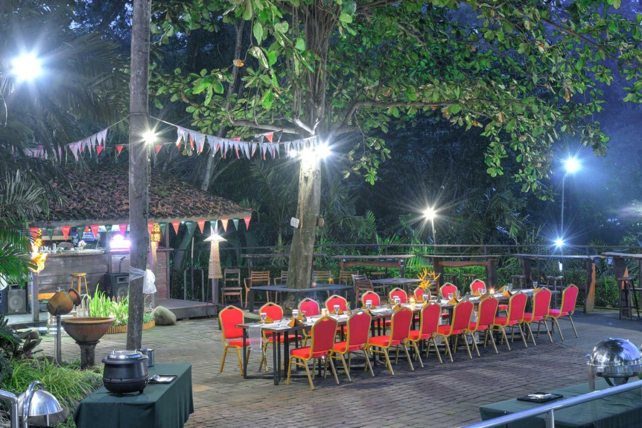 Oak Tree Emerald Hotel & Coventions Semarang Esterno foto