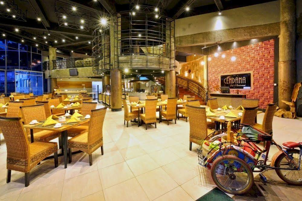 Oak Tree Emerald Hotel & Coventions Semarang Esterno foto